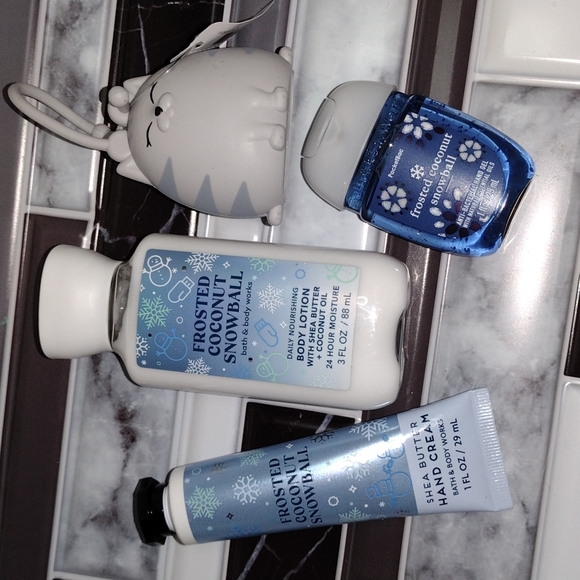 B&BW Frosted Coconut Snowball Hand Cream Pocketbac Body Lotion Seasonal Set NWT - Picture 1 of 8